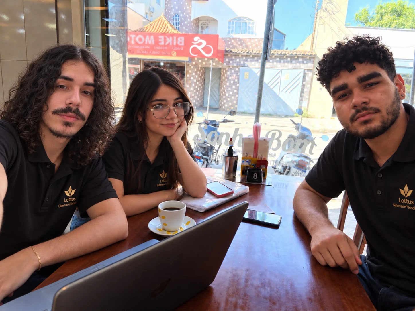 Lucas César à esquerda, Isabela Gomes ao centro e Anderson Gross à direita, equipe do Agenda Livre